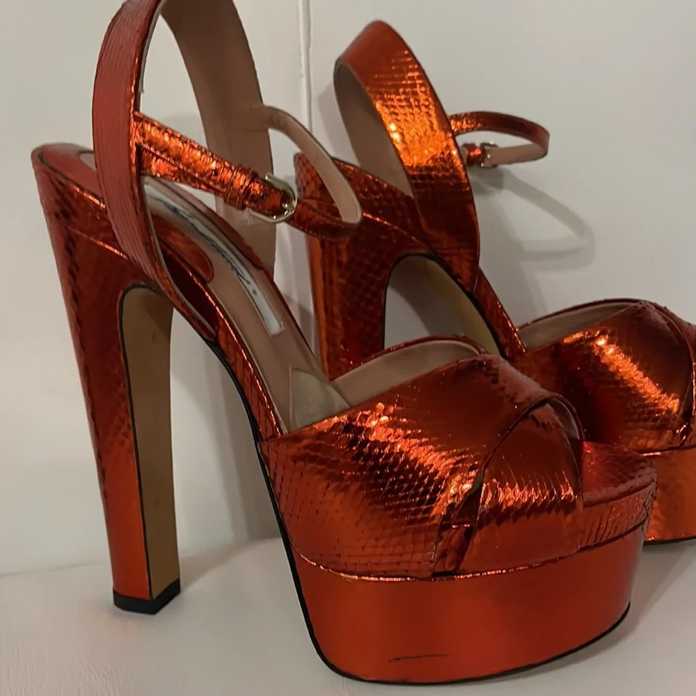 Brian Atwood MADISON RUST ORANGE METALLIC ELAPHE SNAKE PLATFORM SANDALS 38 7.5